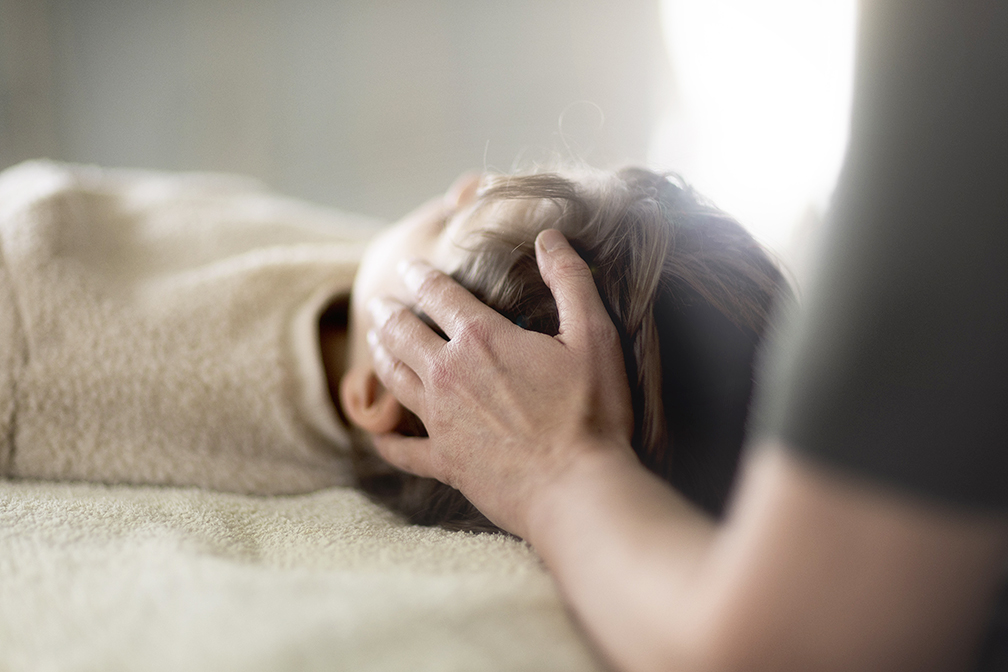 Cranio sacraal therapie - handen behandeling